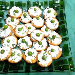 A picture of Biscuits canapes.