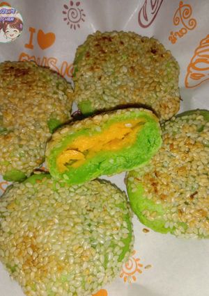 รูปของ ขนมงาไส้ฝอยทอง (Pan-Fried Sesame Pancake with Sweet Egg Floss Filling)