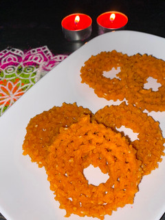 செட்டிநாடு சீர் முறுக்கு / கை முறுக்கு (Chettinadu seer murukku Recipe in Tamil) செய்முறை முக்கிய புகைப்படம்