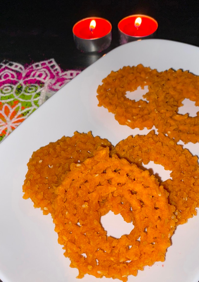 செட்டிநாடு   சீர் முறுக்கு / கை முறுக்கு (Chettinadu seer murukku Recipe in Tamil) செய்முறை முக்கிய புகைப்படம்