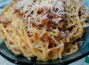 Una foto de Fideos en salsa de caballa, tomate y jegibre