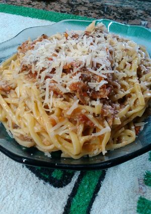 Una foto de Fideos en salsa de caballa, tomate y jegibre