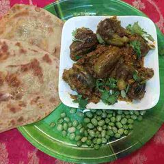 A picture of Stuffed eggplant with Lilva.