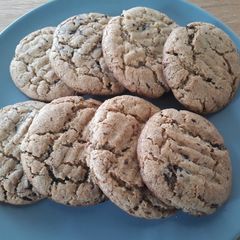 A picture of Speedy chocolate chip and peanut butter cookies.