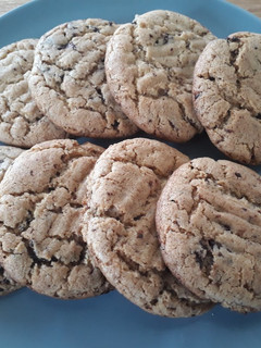 A picture of Speedy chocolate chip and peanut butter cookies.