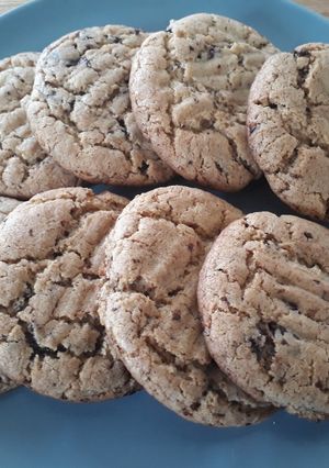 A picture of Speedy chocolate chip and peanut butter cookies.