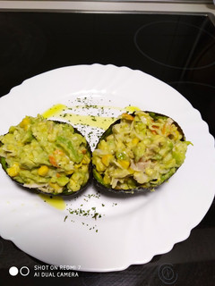 Una foto de Aguacate relleno de pechuga de pavo y salsa de yogur