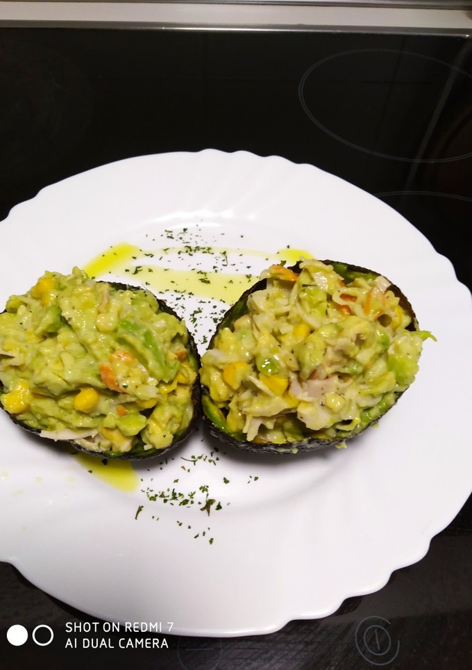 Una foto de Aguacate relleno de pechuga de pavo y salsa de yogur
