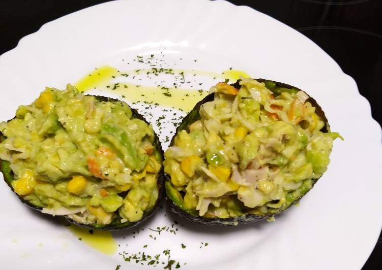 Aguacate relleno de pechuga de pavo y salsa de yogur