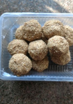 A picture of Til dry fruits gur laddoo.