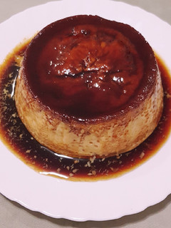 Una foto de Flan caramelizada con sabor a vainilla