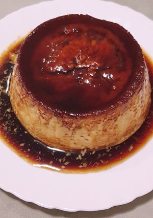 Una foto de Flan caramelizada con sabor a vainilla