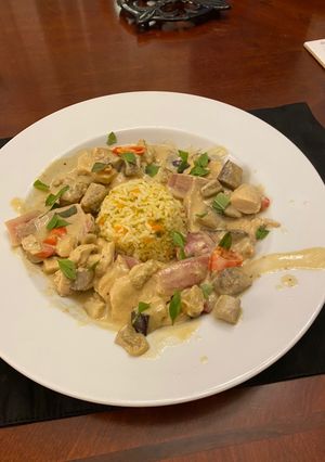 A picture of Green Curry Chicken and Eggplant.