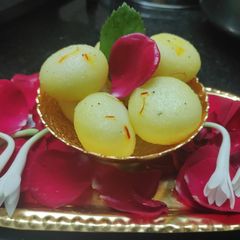 A picture of Kesar Angoori Rasgulla.