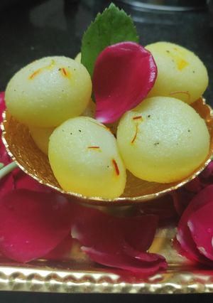 A picture of Kesar Angoori Rasgulla.