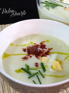 Una foto de Gazpacho de melón con crujiente de jamón