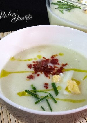 Una foto de Gazpacho de melón con crujiente de jamón