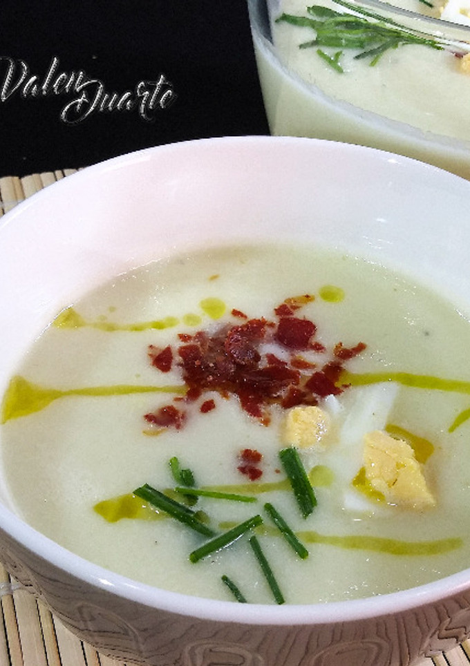 Una foto de Gazpacho de melón con crujiente de jamón