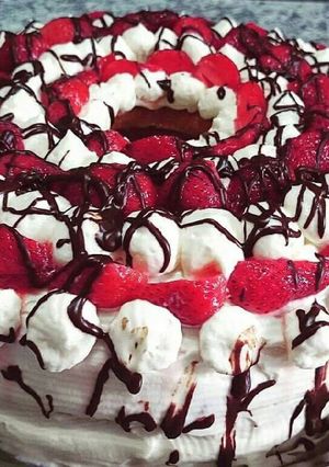 Una foto de Torta de frutilla y crema