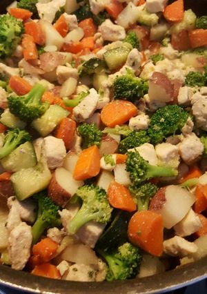 Una foto de Pollo con verduras