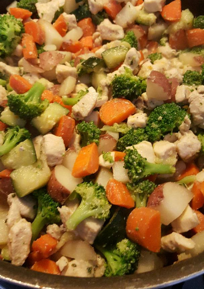 Una foto de Pollo con verduras