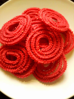 பீட்ரூட் முறுக்கு (beetroot murukku recipe in tamil) செய்முறை முக்கிய புகைப்படம்