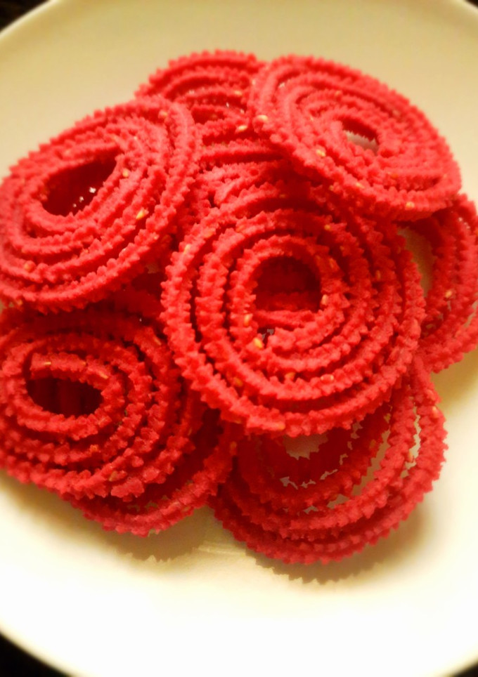 பீட்ரூட் முறுக்கு (beetroot murukku recipe in tamil) செய்முறை முக்கிய புகைப்படம்