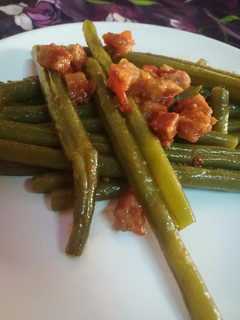 Una foto de Judías verdes con jamón y tomate