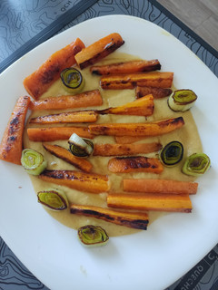 Una foto de Hummus de lentejas rojas con verduras a la plancha