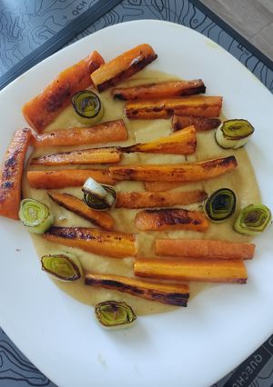 Una foto de Hummus de lentejas rojas con verduras a la plancha