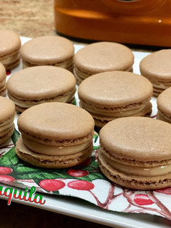 Una foto de ⚜️Macarons chocolateados rellenos con crema de leche & avellanas ⚜️