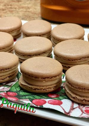 Una foto de ⚜️Macarons chocolateados rellenos con crema de leche & avellanas ⚜️