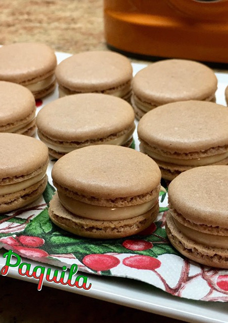 Una foto de ⚜️Macarons chocolateados rellenos con crema de leche & avellanas ⚜️
