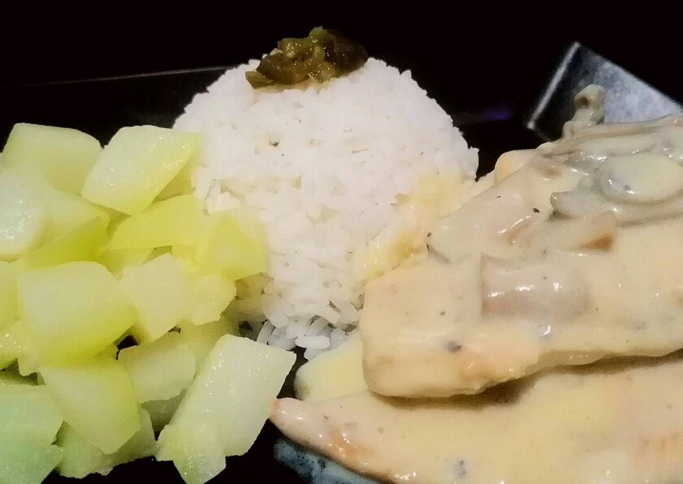 Pechuga de pollo en Salsa de Hongos y chayote al ajo