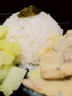 Una foto de Pechuga de pollo en Salsa de Hongos y chayote al ajo