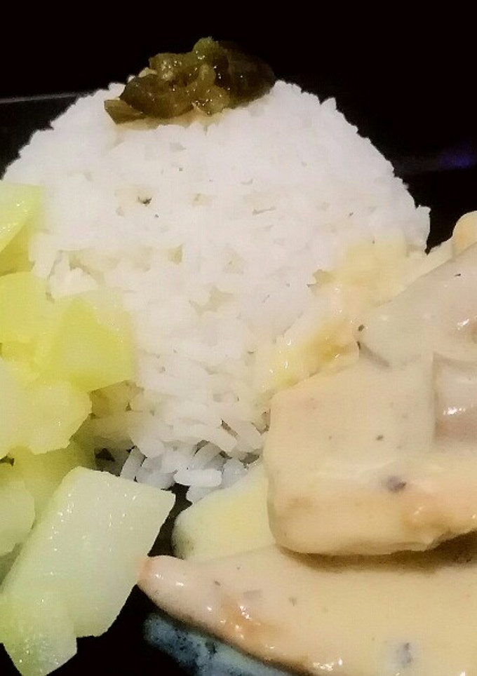 Una foto de Pechuga de pollo en Salsa de Hongos y chayote al ajo