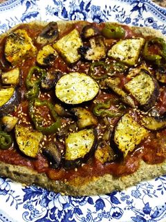 Una foto de Vegan pizza with chía and oat base