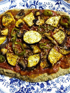Una foto de Vegan pizza with chía and oat base