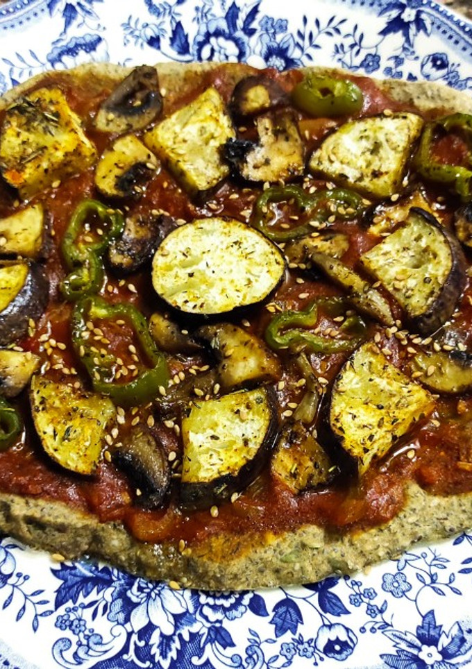 Una foto de Vegan pizza with chía and oat base