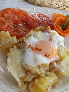 Una foto de Patatas horneadas con huevos al grill