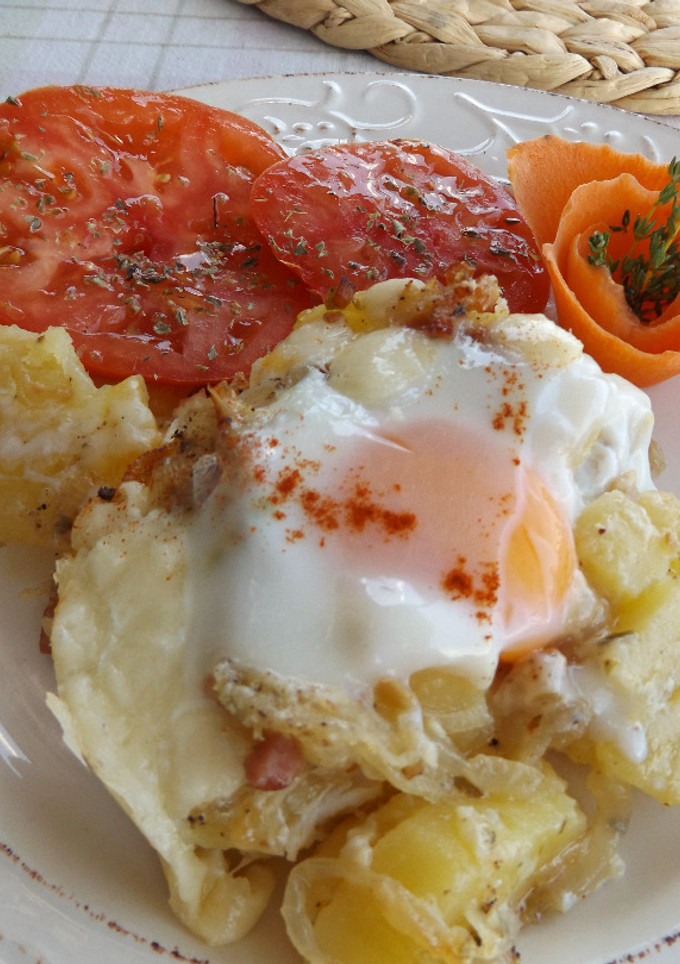 Una foto de Patatas horneadas con huevos al grill