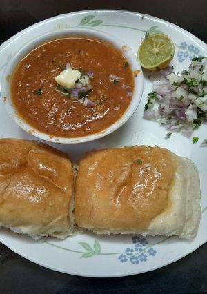 झणझणीत पावभाजी आणि शेवयांची दाट गोड खीर (pav bhaji recipe in marathi) रेसिपी चे मुख्य फोटो 