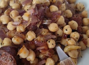 Foto principal de Garbanzos salteados con chorizo (albahaca, tomillo y orégano)