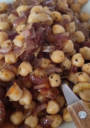 Una foto de Garbanzos salteados con chorizo (albahaca, tomillo y orégano)