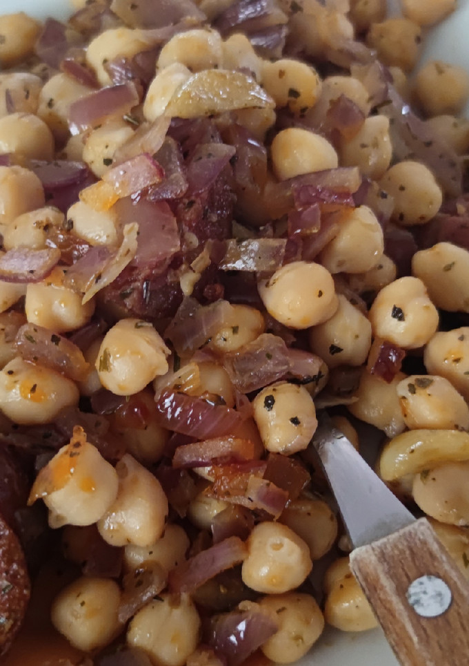 Una foto de Garbanzos salteados con chorizo (albahaca, tomillo y orégano)