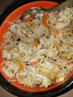 Una foto de Arroz frito con brotes de soja (vegan)
