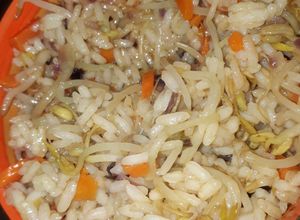 Una foto de Arroz frito con brotes de soja (vegan)