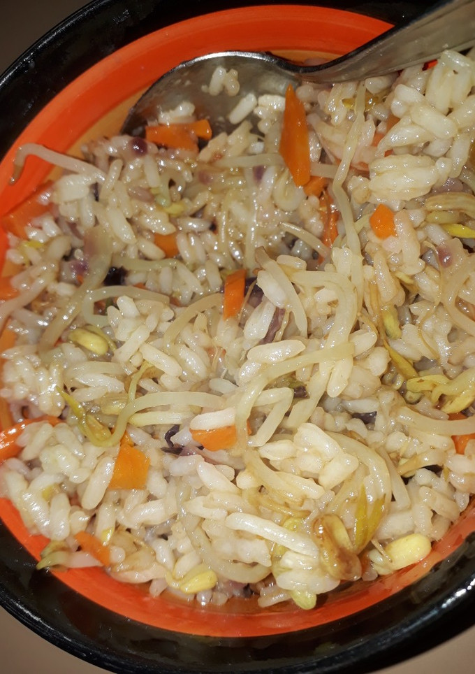 Una foto de Arroz frito con brotes de soja (vegan)