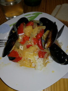 Una foto de Mejillones en salsa con arroz