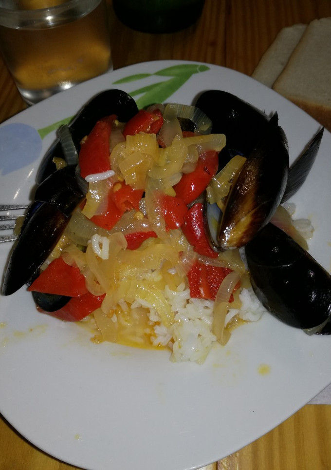 Una foto de Mejillones en salsa con arroz